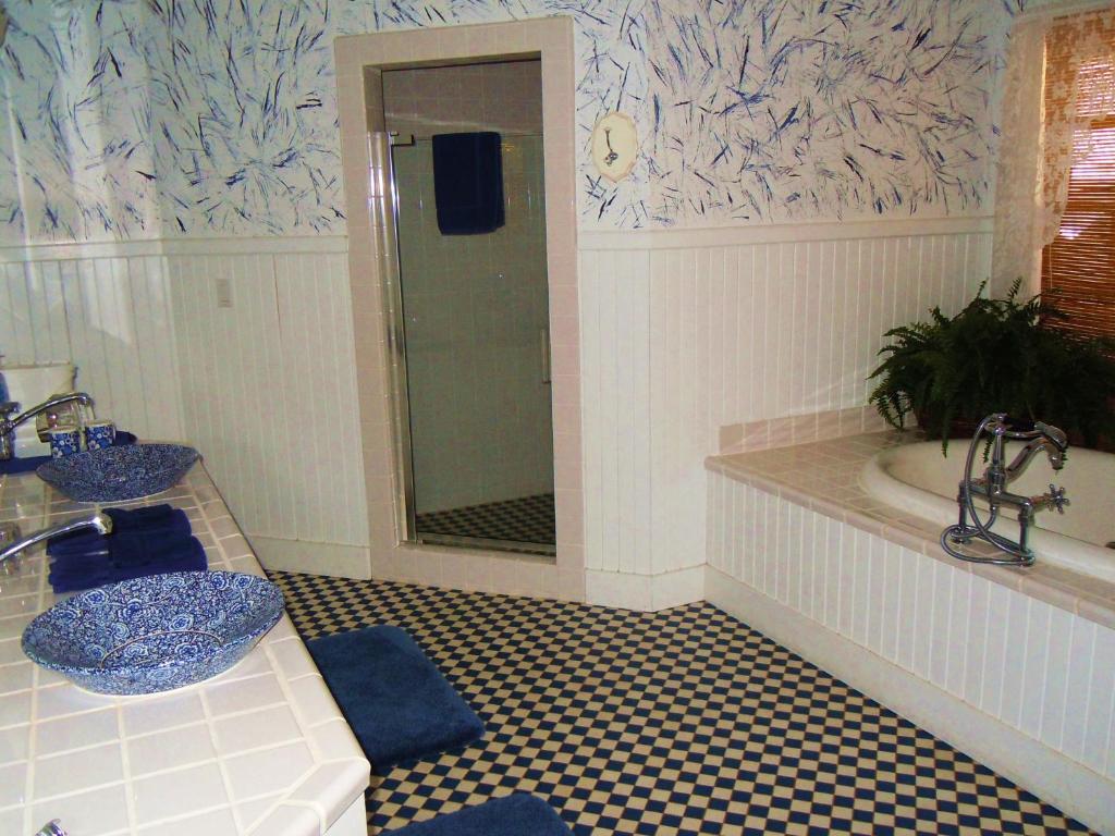 Jacaranda Inn Waimea Room photo
