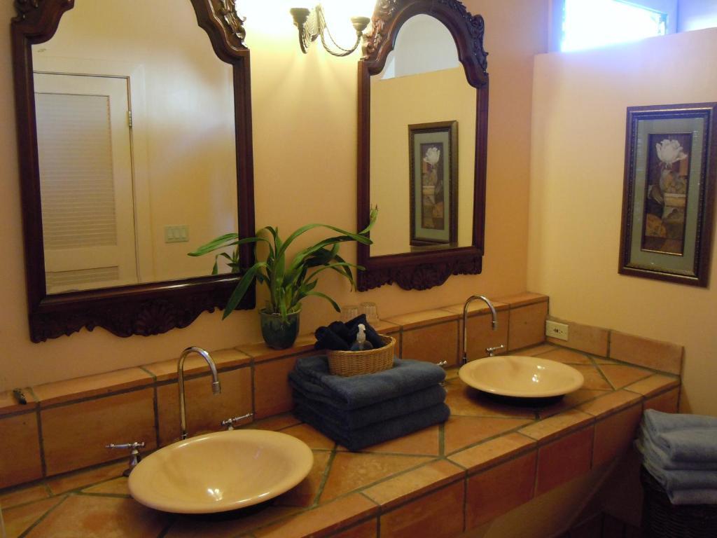 Jacaranda Inn Waimea Room photo